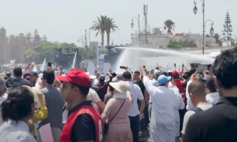 الأمن يفرق مسيرة احتجاجية لمهنيي الصحة باستعمال خراطيم المياه ويوقف عددا من المحتجين
