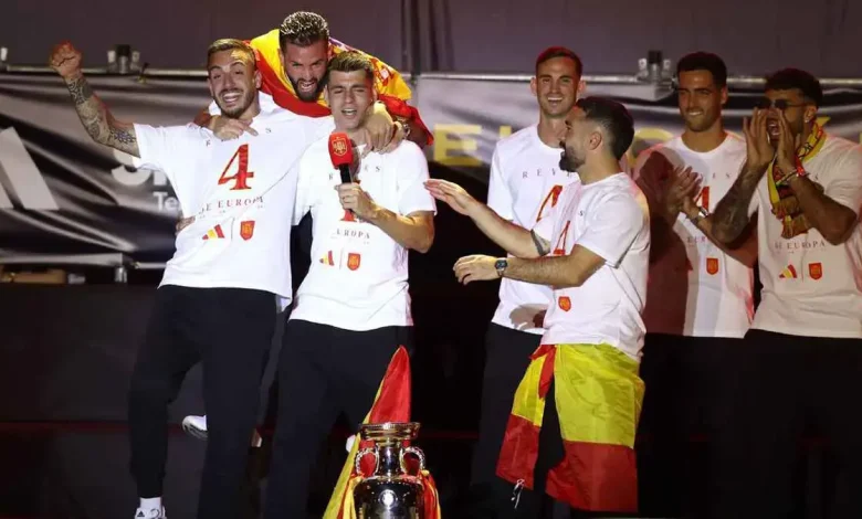 “اليويفا” تحقق في هتافات لاعبي إسبانيا خلال الاحتفالات بالفوز بـ”اليورو”