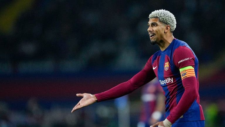 برشلونة يعلن خضوع مدافعه أراوخو لعملية جراحية