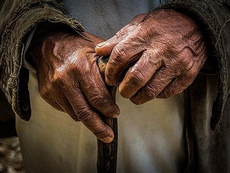 درك وارزازات يحرر مسنا احتجزته عائلته لـأزيد من 20 سنة