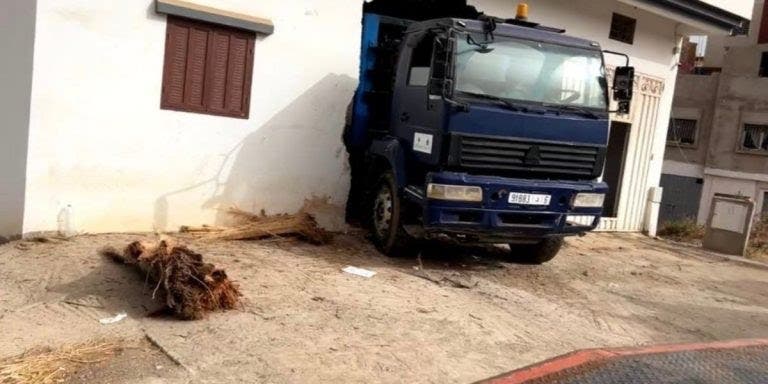 شاحنة لنقل النفايات تقتحم منزلا بالقنيطرة وترسل مصابين للمستعجلات