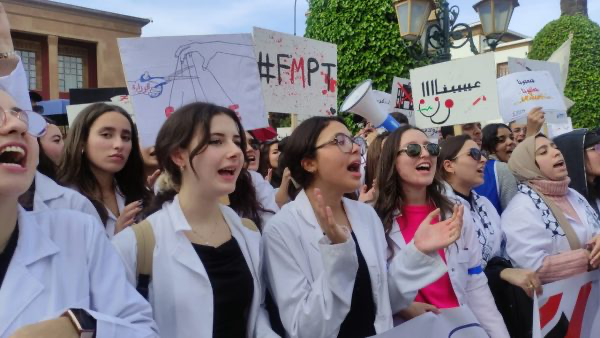 طلبة الطب يعلنون انزالا أمام كليتهم بأكادير ومسيرة بمراكش