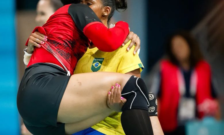 الصورة الأكثر انتشارا اليوم.. لاعبة برازيلية تحمل خصمتها الأنغولية بعد إصابتها في الأولمبياد