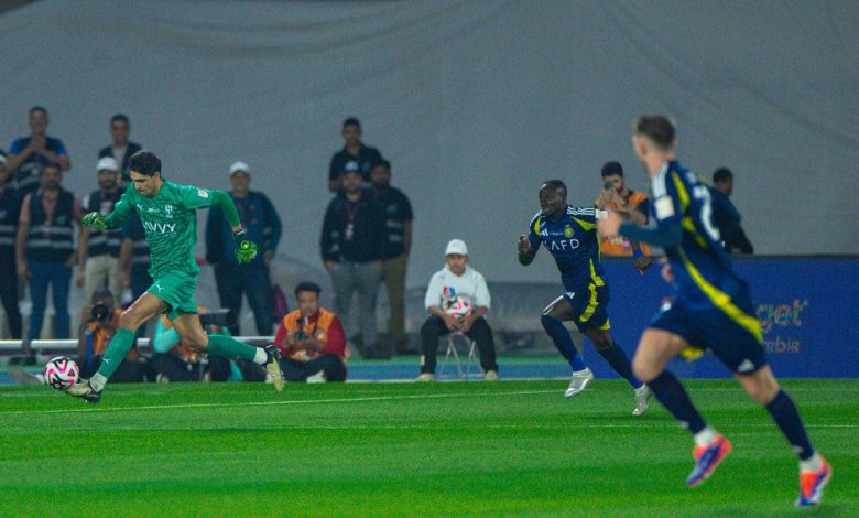 شاهد ياسين بونو يتحول إلى لاعب وسط في مواجهة النصر السعودي (فيديو)
