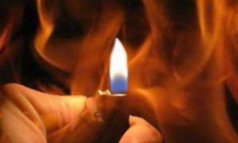 زوجة تشعل النار في زوجها بسبب كثرة استخدامه للهاتف