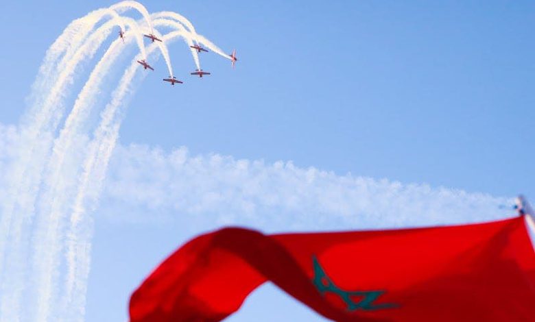 فرقة “المسيرة الخضراء” للطيران الاستعراضي ترسم لوحات بديعة