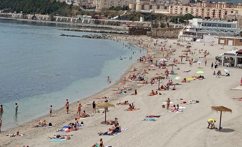 مغاربة يلجؤون للاستجمام في شواطئ سبتة المحتلة لتفادي غلاء مدن الشمال
