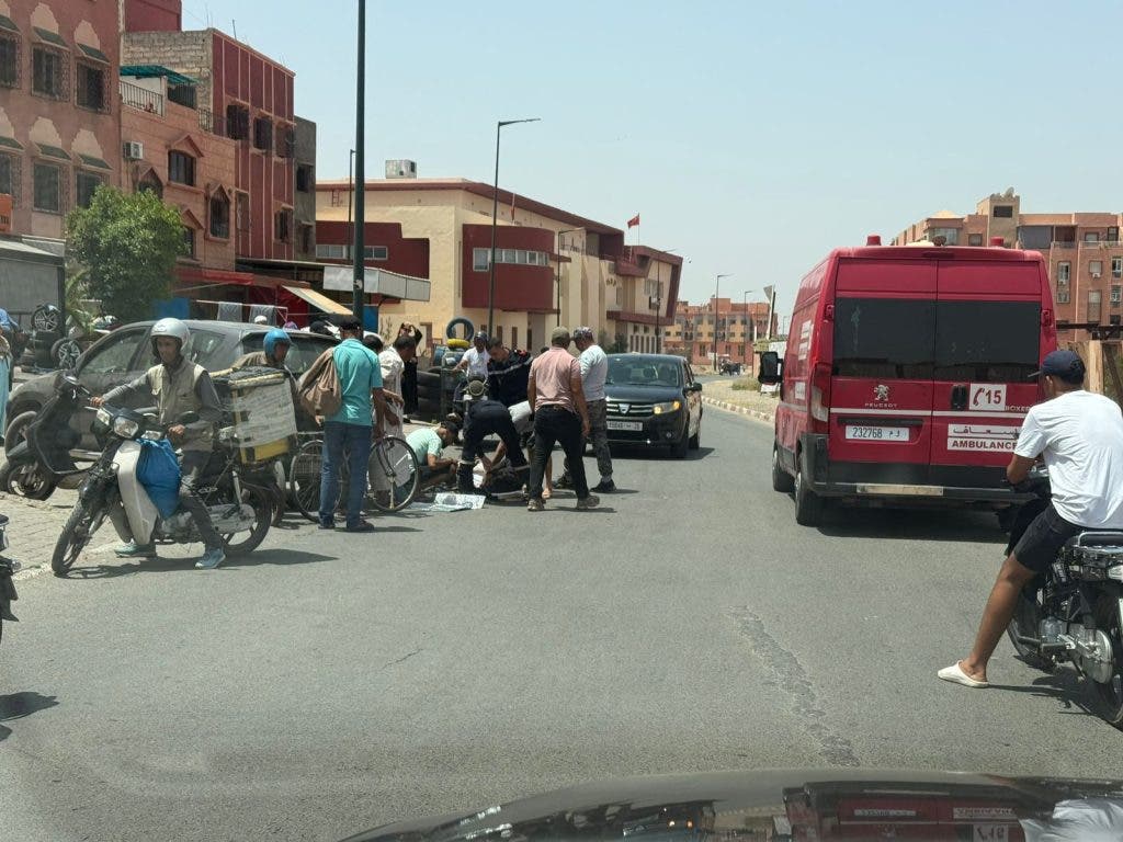 حادثة سير مروعة بين دراجة نارية وسيارة بدوار الكدية بمراكش - صور