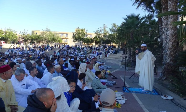 أفراد الجالية المغربية بإسبانيا يجددون الولاء.. ويحتفلون بالعيد دون شعيرة الذبح