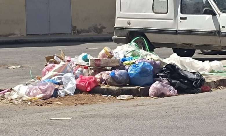 العيون الشرقية.. الأزبال متراكمة والحاويات غائبة