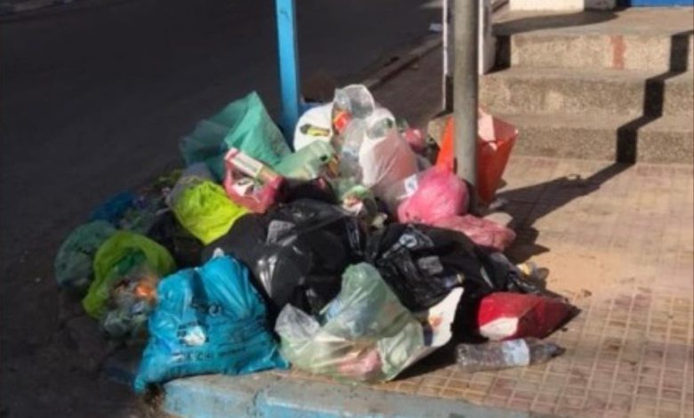 غياب الحاويات يدفع ساكنة بني يخلف بالمحمدية لرمي الأزبال و تراكمها في الطرقات