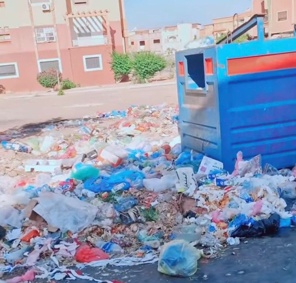 مدينة قلعة السراغنة تغرق في الأزبال بسبب إضراب عمال النظافة - صور