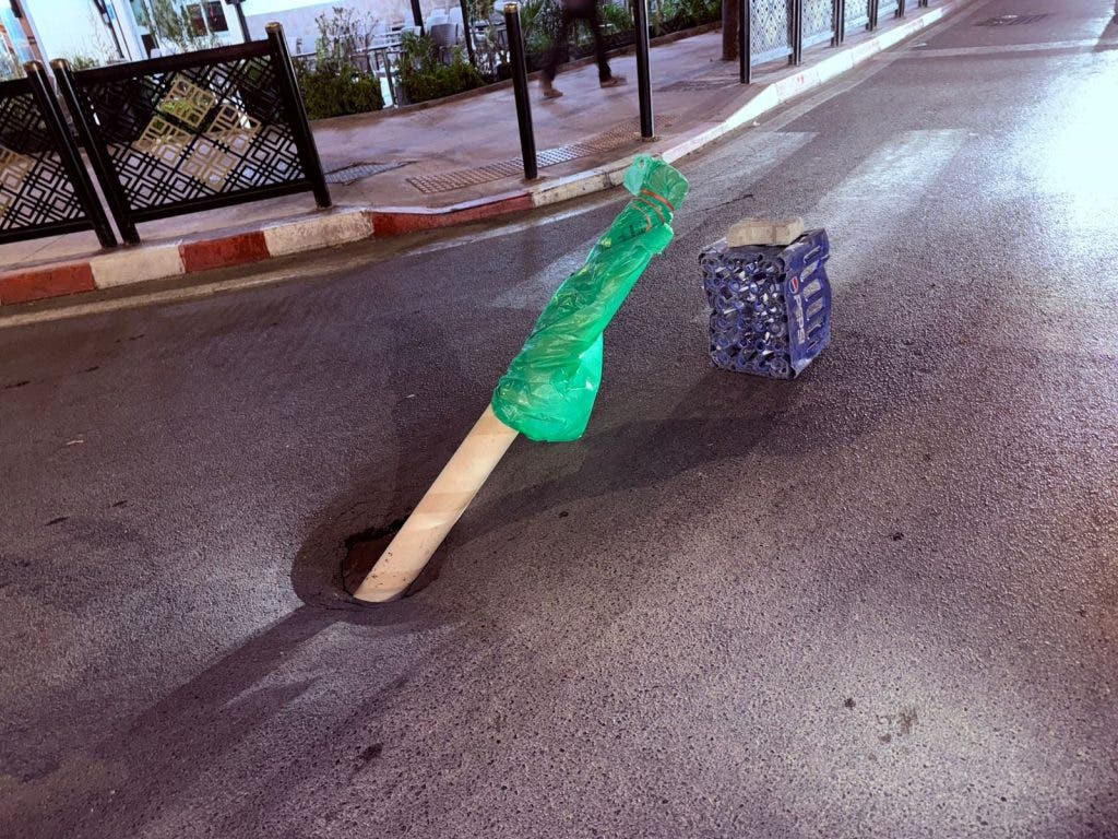مراكش.. المنصوري عاجزة عن إصلاح حفرة تهدد حياة المواطنين بمراكش - صور