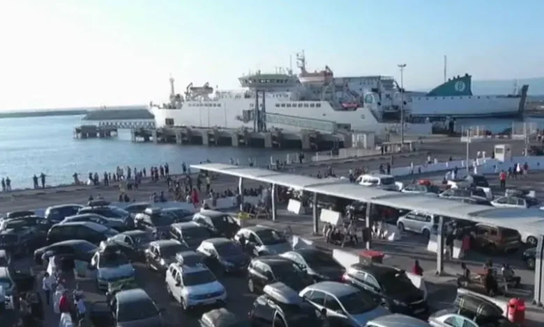 ازدحام خانق في ميناء طنجة بعد فرض غرامات على رخص السياقة المغربية بمعبر سبتة المحتلة