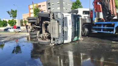 تمارة.. سقوط جرحى في حادث سير خطير جراء انقلاب شاحنة نفايات