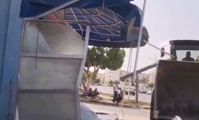سلطات أكادير تحرر الملك العام بإستعمال جرافات