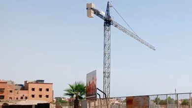 مراكش.. رافعة شاهقة تهدد أرواح المواطنين رغم سحب ترخيص المشروع